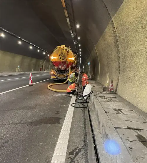 嵊州隧道排水渠清淤